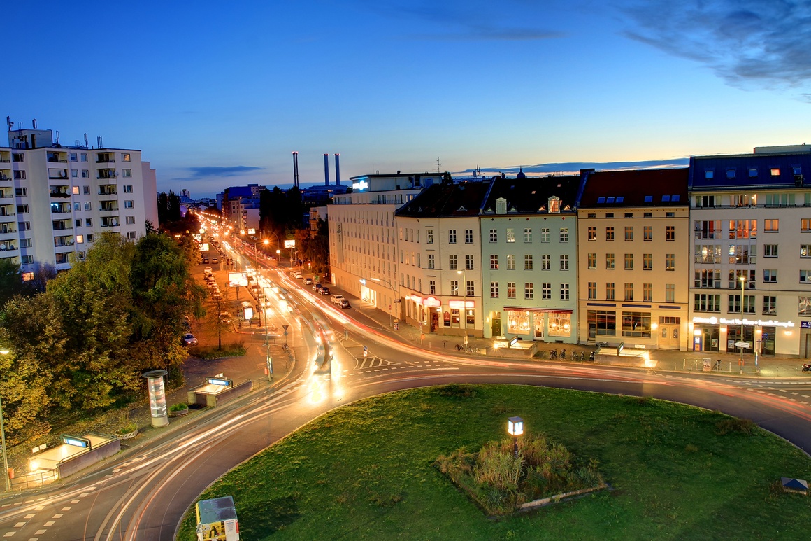 Blick auf den Moritzplatz in der Dämmerung, verwischende Autolichter