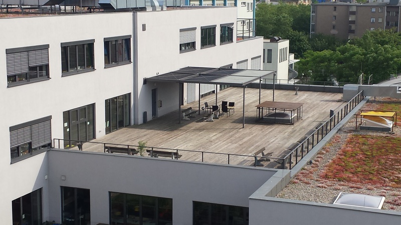 große Terrasse mit Holzboden