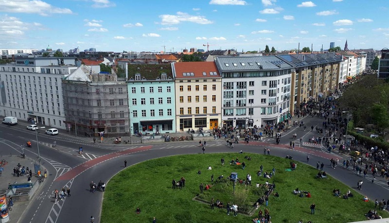 Moritzplatz ohne Verkehr, Menschen sitzen und flanieren