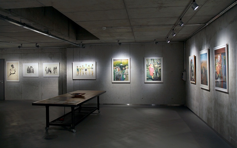 Raum mit Betonwänden und Kunstwerken an den Wänden