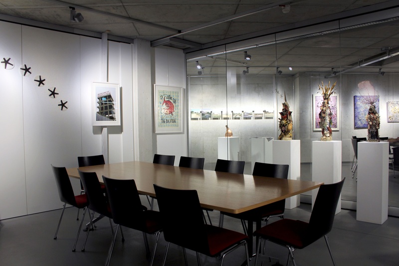 großer Holztisch mit schwarzen Stühlen drumherum