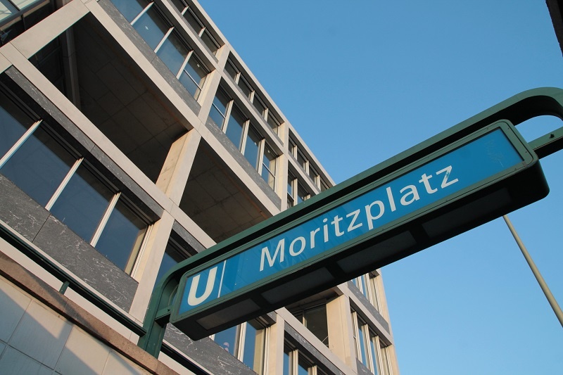 Fassadenansicht von unten nach oben mit U Bahn Schild Moritzplatz